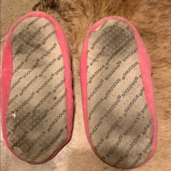 Fuzzy slippers size 6 1/2-7 - Picture 3 of 3